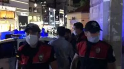 İstiklal Caddesi'nde korku dolu anlar yaşatan şahıs gözaltına alındı İstiklal Caddesi'nde korku dolu anlar yaşatan şahıs gözaltına alındı