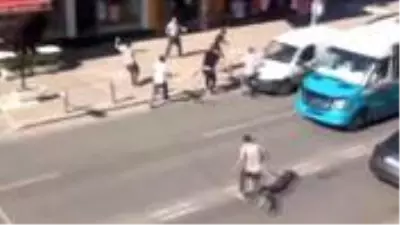 İzmir'de çekiçli, merdivenli, dubalı kavga anı kameralara yansıdı İzmir'de çekiçli, merdivenli, dubalı kavga anı kameralara yansıdı