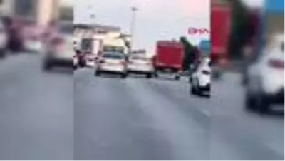 MALTEPE’DE MAKAS ATAN OTOMOBİLİN TEHLİKELİ YOLCULUĞU KAMERADA