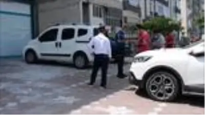 Manisa'daki depremde bir apartmandan düşen beton parçaları 3 araca zarar verdi Manisa'daki depremde bir apartmandan düşen beton parçaları 3 araca zarar verdi