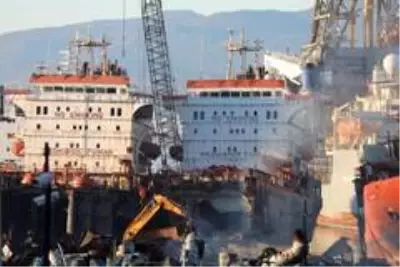 Miadını dolduran su üstünün kralları, hammadde olmak üzere sökülmeye başlandı Miadını dolduran su üstünün kralları, hammadde olmak üzere sökülmeye başlandı