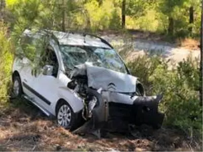 Son dakika haber! Otomobil yoldan çıkıp çam ağacına çarptı: 3 yaralı