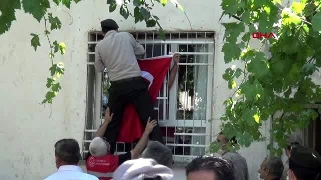 Pençe-Kaplan Operasyonu'nda teröristlerle çıkan çatışmada 1 askerimiz şehit oldu Pençe-Kaplan Operasyonu'nda teröristlerle çıkan çatışmada 1 askerimiz şehit oldu