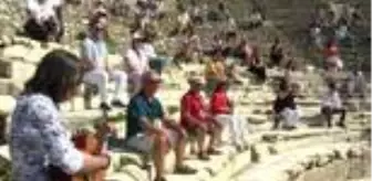 Ören: Rehberler ve sanatçılar, turistleri Efes Antik Kenti'ne davet etmek için video çekti Ören: Rehberler ve sanatçılar, turistleri Efes Antik Kenti'ne davet etmek için video çekti