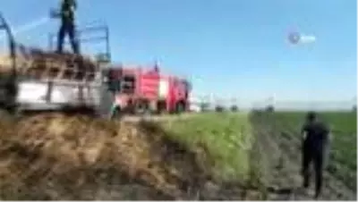 Saman yüklü araç seyir halindeyken alev aldı Saman yüklü araç seyir halindeyken alev aldı