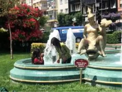 Sıcaktan bunalan çocukların süs havuzunda tehlikeli oyunu Sıcaktan bunalan çocukların süs havuzunda tehlikeli oyunu