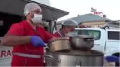 VAN DEPREM SIRASINDA KİLİTLENEN KAPIYI KIRARAK ÇOCUKLARI KURTARDI
