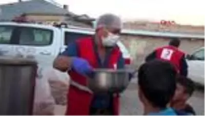 VAN DEPREM SIRASINDA KİLİTLENEN KAPIYI KIRARAK ÇOCUKLARI KURTARDI