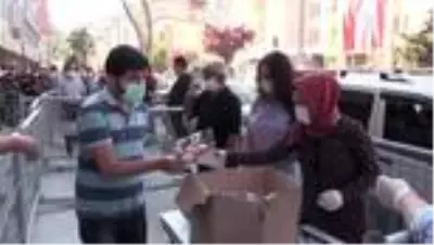 3 bin kişiye ücretsiz maske dağıtıldı 3 bin kişiye ücretsiz maske dağıtıldı