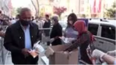 3 bin kişiye ücretsiz maske dağıtıldı 3 bin kişiye ücretsiz maske dağıtıldı