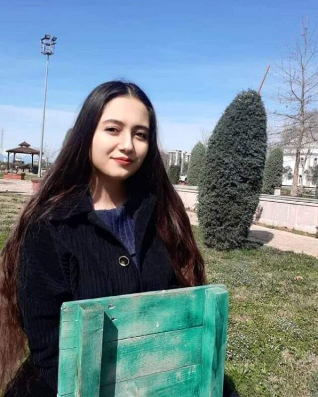 Acılı anne, karne almak için evden çıkıp sevgilisiyle kaçan 16 yaşındaki kızına şarkı sözüyle seslendi Acılı anne, karne almak için evden çıkıp sevgilisiyle kaçan 16 yaşındaki kızına şarkı sözüyle seslendi