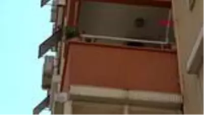 ANTALYA Balkonda mahsur kalan anne ile kızını itfaiye kurtardı