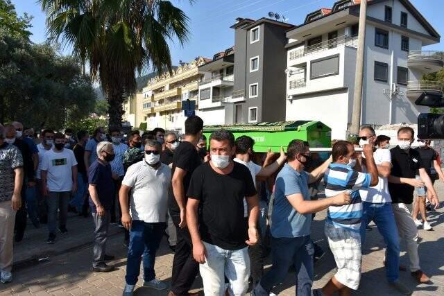 Arkadaşlarıyla otururken feci şekilde can veren genç, toprağa verildi Arkadaşlarıyla otururken feci şekilde can veren genç, toprağa verildi