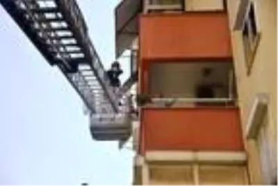 Balkonda mahsur kalan anne ile kızını itfaiye kurtardı