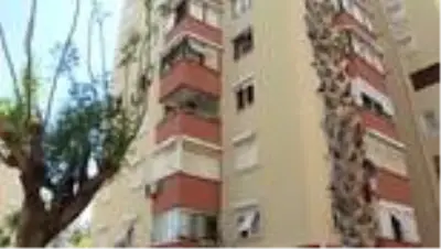 Balkonda mahsur kalan kadın ile kızını itfaiye kurtardı