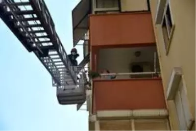 Balkonda mahsur kalan yaşlı kadınla kızını itfaiye kurtardı