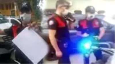 Ceza yazılan vatandaş, polis ile maske tartışmasını sosyal medyadan canlı yayınladı Ceza yazılan vatandaş, polis ile maske tartışmasını sosyal medyadan canlı yayınladı