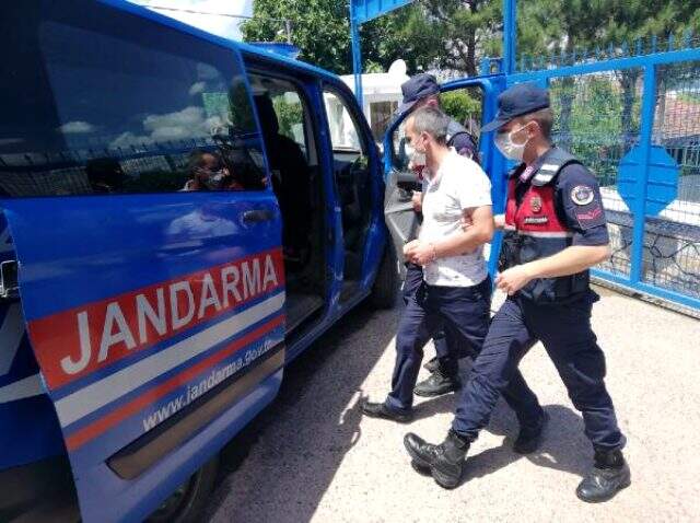 Eşinin dolandırılmaya çalışıldığını anlayan koca karakola gitti, kadın o sırada dolandırıcıya parayı verdi