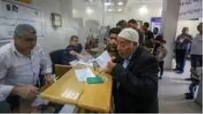 Gazzeli 100 bin aile 100 dolarlık yardımlarını almaya başladı Gazzeli 100 bin aile 100 dolarlık yardımlarını almaya başladı
