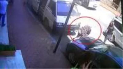 Gözaltına alınan kadın, polis aracına binmemek için eteğini indirdi Gözaltına alınan kadın, polis aracına binmemek için eteğini indirdi