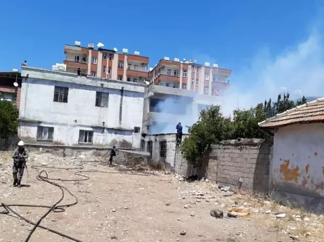 Hatay�da tek katlı ev yanarak kullanılamaz hale geldi haberi fotografı