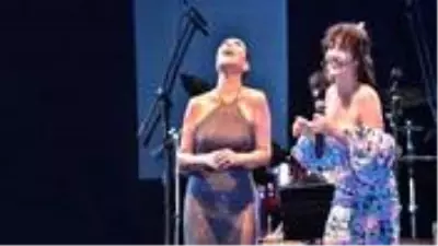 Hülya Avşar ve Gonca Vuslateri, konserde karşılıklı göbek atarak herkesi büyüledi Hülya Avşar ve Gonca Vuslateri, konserde karşılıklı göbek atarak herkesi büyüledi