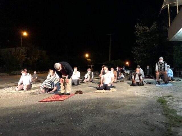 İmama küsen mahalleli, namazı cami yerine kıraathane önünde kıldı İmama küsen mahalleli, namazı cami yerine kıraathane önünde kıldı