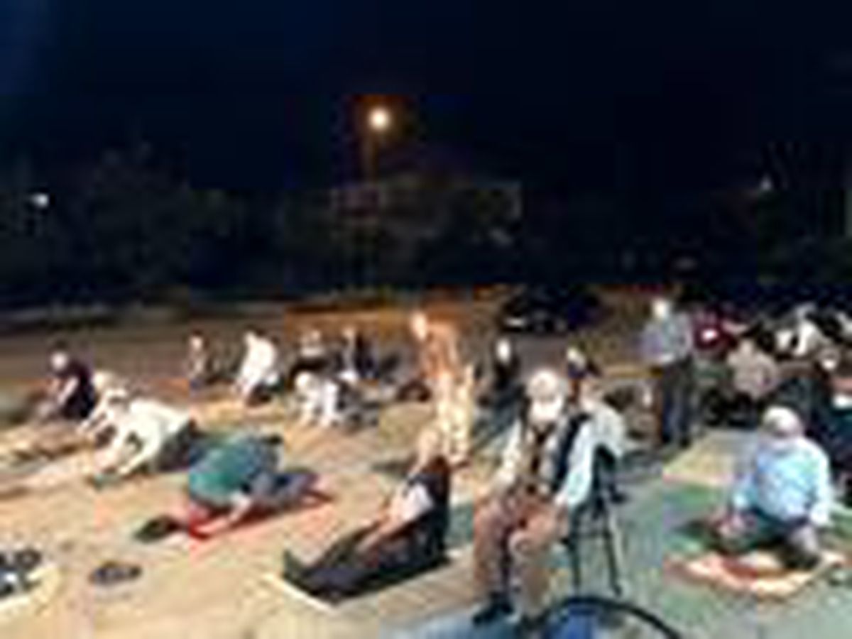 İmama küsen mahalleli, namazı cami yerine kıraathane önünde kıldı