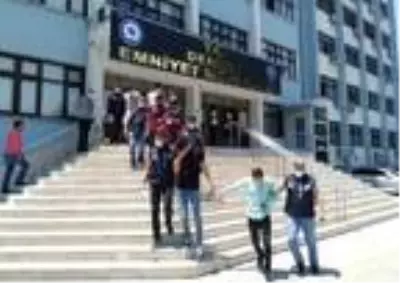 İş adamının otomobilini soyan hırsızlardan 4'ü tutuklandı İş adamının otomobilini soyan hırsızlardan 4'ü tutuklandı