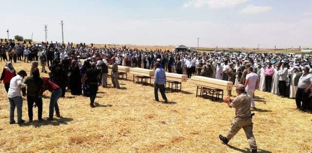 Konya'daki kazada hayatını kaybeden 7 kişi, yan yana defnedildi Konya'daki kazada hayatını kaybeden 7 kişi, yan yana defnedildi