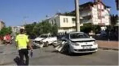 Manavgat'ta otomobiller çarpıştı: 7 yaralı