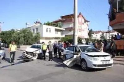 Ortalığın savaş alanına döndüğü kazada 7 kişi yaralandı Ortalığın savaş alanına döndüğü kazada 7 kişi yaralandı