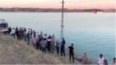 Son dakika... Serinlemek için arkadaşıyla Atatürk Barajı'na giren genç boğularak hayatını kaybetti Son dakika... Serinlemek için arkadaşıyla Atatürk Barajı'na giren genç boğularak hayatını kaybetti