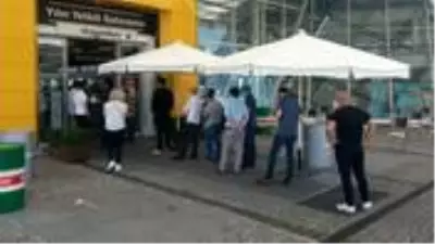 İkinci el araçların fiyatları yükselince sıfır araçlar için bayiler önünde kuyruk oluştu İkinci el araçların fiyatları yükselince sıfır araçlar için bayiler önünde kuyruk oluştu