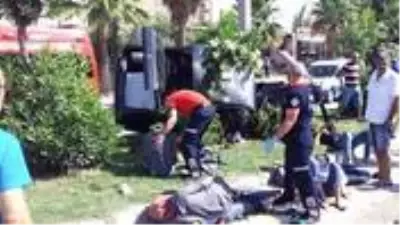 Sınava yetişmeye çalışan kız kardeşler okul yolunda kaza geçirdi, araç direğe çarparak durdu Sınava yetişmeye çalışan kız kardeşler okul yolunda kaza geçirdi, araç direğe çarparak durdu