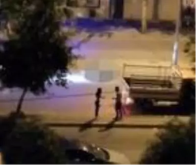 Sokak ortasında genç kızı darbetti Sokak ortasında genç kızı darbetti