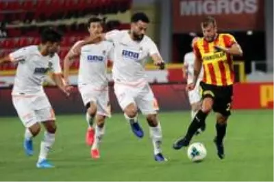 Süper Lig: Göztepe: 1 - Aytemiz Alanyaspor: 2 (İlk yarı)