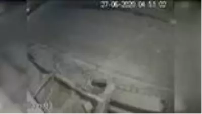 Şüphelilerin evden hırsızlık girişimi güvenlik kamerasına yansıdı
