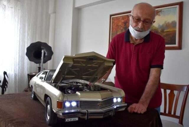 Tutkunu olduğu 1976 model klasik otomobilin minyatürünü 36 yılda yaptı Tutkunu olduğu 1976 model klasik otomobilin minyatürünü 36 yılda yaptı