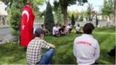 Üç yıl önce şehit olan Oğuzhan Küçük kabri başında Oğuzhan ismi verilen çocuklarının da katılımıyla...