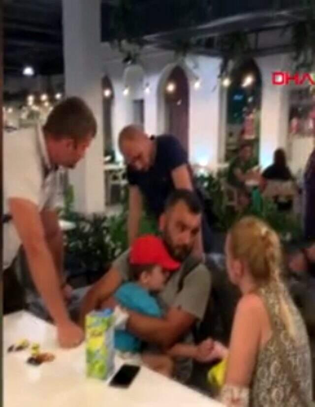 Ukrayna'da çocuğunu görmek isteyen Türk babaya dayak Ukrayna'da çocuğunu görmek isteyen Türk babaya dayak