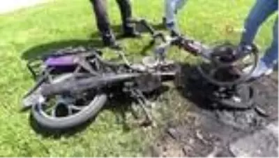 Alev alan motosikleti söndürmek yerine bırakıp kaçtılar Alev alan motosikleti söndürmek yerine bırakıp kaçtılar