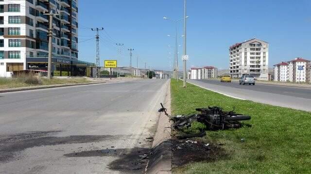 Alevler içinde kalan motosikletin sürücüsü ve yolcusu yaptıklarıyla herkesi şaşırttı Alevler içinde kalan motosikletin sürücüsü ve yolcusu yaptıklarıyla herkesi şaşırttı