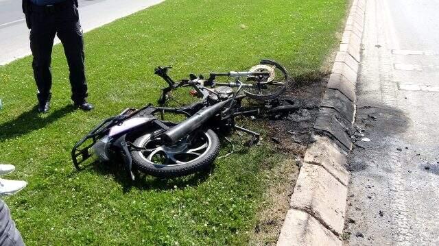 Alevler içinde kalan motosikletin sürücüsü ve yolcusu yaptıklarıyla herkesi şaşırttı Alevler içinde kalan motosikletin sürücüsü ve yolcusu yaptıklarıyla herkesi şaşırttı