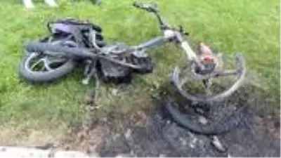 Alevler içinde kalan motosikletin sürücüsü ve yolcusu yaptıklarıyla herkesi şaşırttı Alevler içinde kalan motosikletin sürücüsü ve yolcusu yaptıklarıyla herkesi şaşırttı