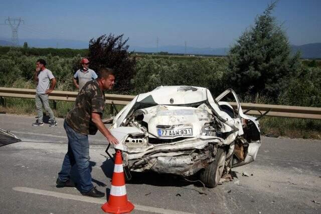 Belediye başkanı adayı hurdaya dönen otomobilden sağ çıktı Belediye başkanı adayı hurdaya dönen otomobilden sağ çıktı