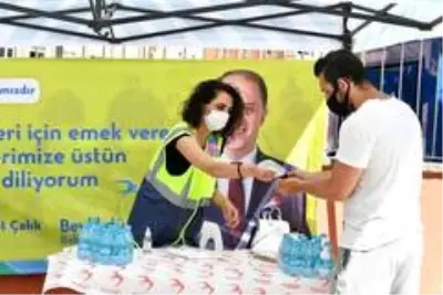 Beylikdüzü Belediyesi YKS'de öğrencilere maske ve su dağıttı