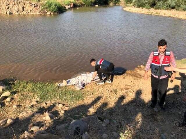 Dereye giren Suriyeli baba ile 2 oğlu boğuldu, yakınları sinir krizi geçirdi Dereye giren Suriyeli baba ile 2 oğlu boğuldu, yakınları sinir krizi geçirdi