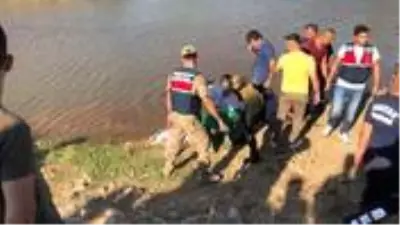 Dereye giren Suriyeli baba ile 2 oğlu boğuldu, yakınları sinir krizi geçirdi Dereye giren Suriyeli baba ile 2 oğlu boğuldu, yakınları sinir krizi geçirdi