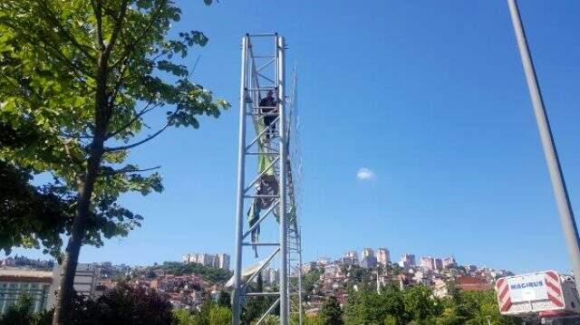 Eşi ve çocuğunun terk ettiği koca, yol tabelasında intihara kalkıştı Eşi ve çocuğunun terk ettiği koca, yol tabelasında intihara kalkıştı